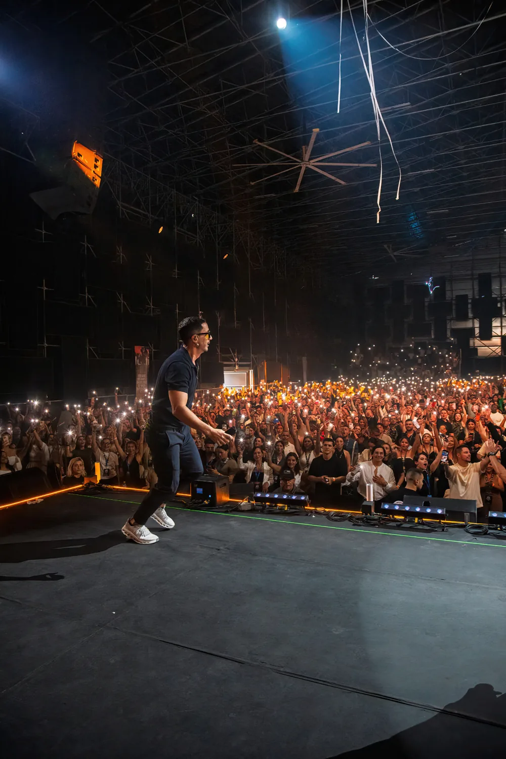 Diek Power en el escenario con el público de fondo